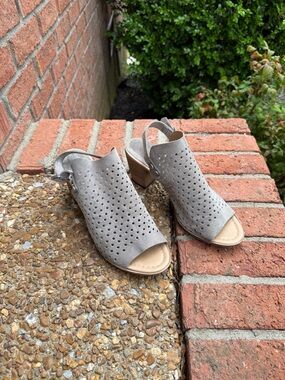 Sophia Milano Gray Suede Slingback Sandals Size 8 Peep Toe Block Heel Perforated
